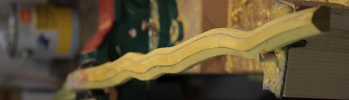 Geschwungener Snakebow aus hellem Holz