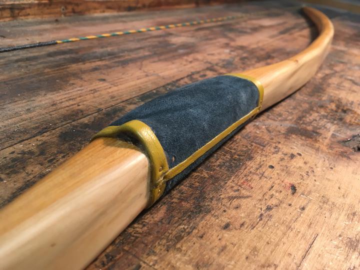 Griffstück eines Recurvebogens mit grauer Lederwicklung