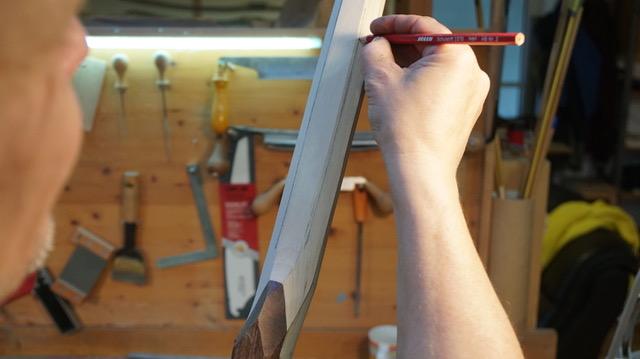 Anzeichnen der Bogenform an der Werkbank