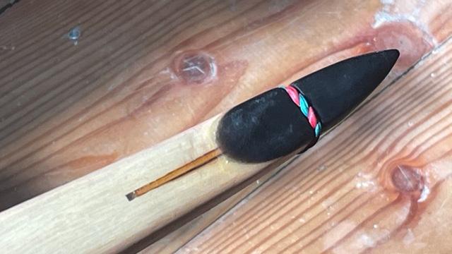 Bogenende mit schwarzer Hornspitze und bunter Wicklung