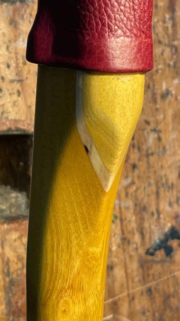 Gelber Bogengriff mit roter Lederwicklung