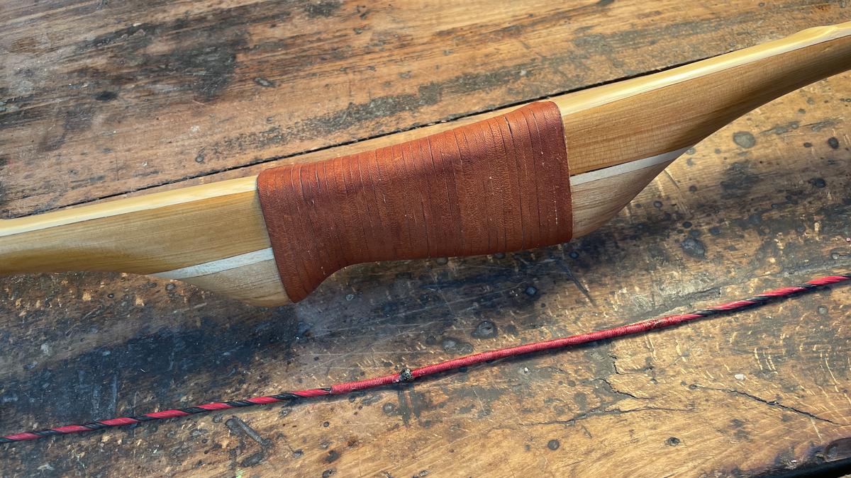 Holzbogen mit Lederwicklung am Griff