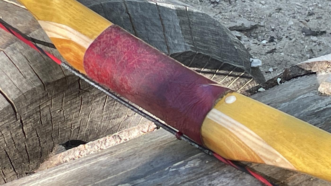 Griff eines Wings Bogens aus Osage mit rotem Leder