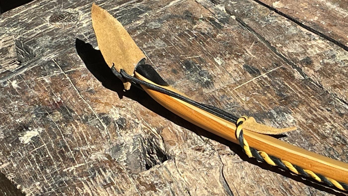 Recurve-Spitze eines Wings Bogens aus Eibe mit Lederverzierung