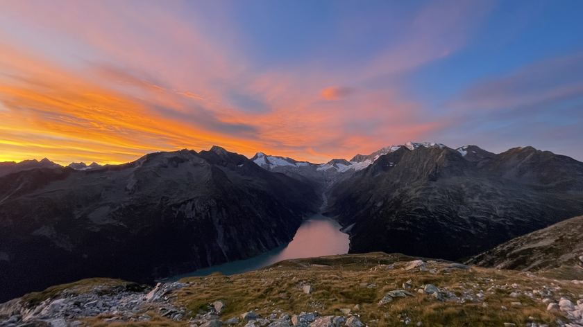 Sonnenaufgang über Bergen und einem Bergsee